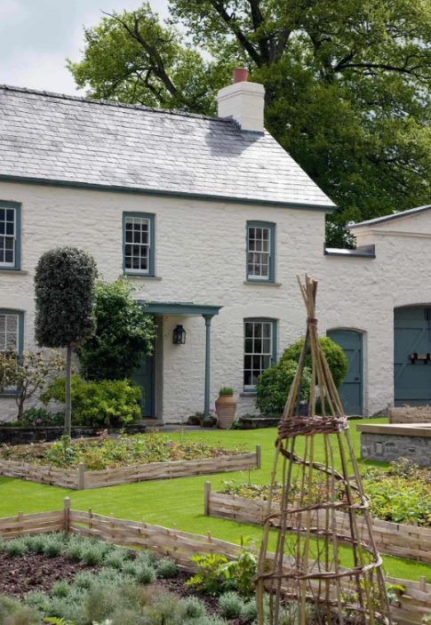 Llwynywermod, Wales - Prostor, kde se princ Charles, dnešní král Karel III. věnoval tématům jako je dlouhodobě udržitelné stavitelství, tradiční lokální materiály i ekologické systémy leží ve Walesu a byl vybudování podle vzorové farmy v Carmarthenshire.