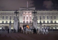 Buckinghamský palác ve Westminsteru, Londýn - V 19. a 20. století byl palác rozšířen a přebudován. A právě sem se pak přestěhovala ještě malá princezna Alžběta v době, kdy se její tatínek stal králem. Jde o oficiální rezidenci královské rodiny, současný král Karel III. ale stále ještě pobývá v Clarence House, kde bydlí od roku 2002.