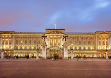 Buckinghamský palác ve Westminsteru, Londýn - Původně se jednalo o městský dům postavený v roce 1703, který v roce 1761 odkoupil král Jiří III. pro královnu Charlottu. Oficiální královskou rezidencí se stal ale až v roce 1837 s nástupem královny Viktorie na trůn. 