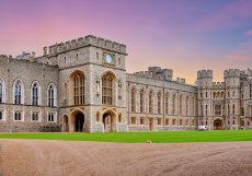 Hrad Windsor při západu slunce, Velká Británie -  nejstarší a největší obývaný hrad na světě. 