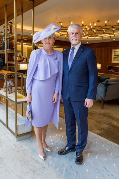 Prezident Pavel s manželkou Evou v Londýně odchází na korunovaci Karla III.