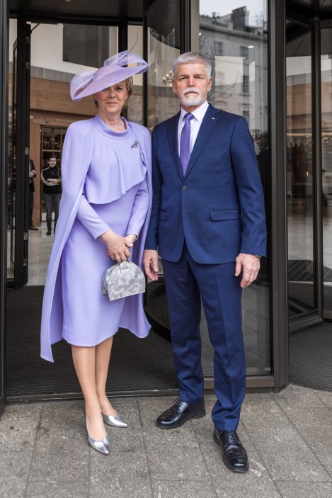 Prezident Pavel s manželkou Evou v Londýně odchází na korunovaci Karla III.