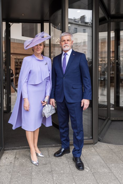 Prezident Pavel s manželkou Evou v Londýně odchází na korunovaci Karla III.