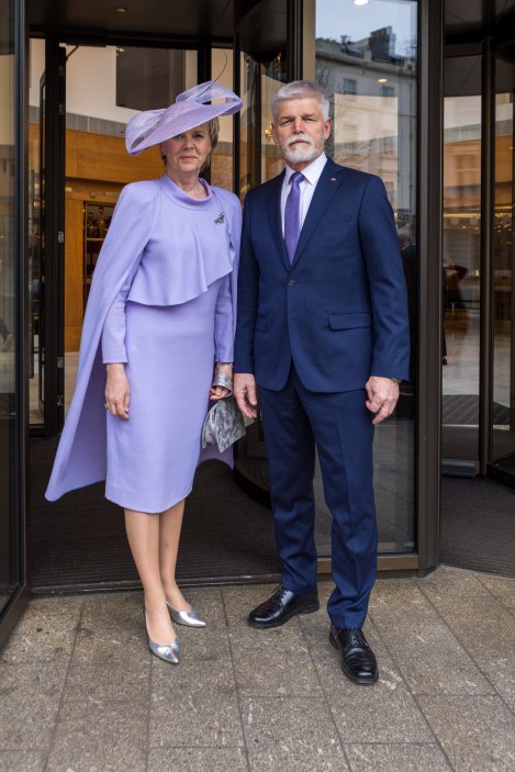 Prezident Pavel s manželkou Evou v Londýně odchází na korunovaci Karla III.