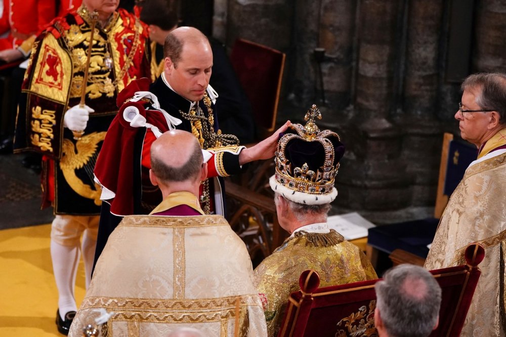 Princ William skládá holt novému králi, svému otci Karlu III.