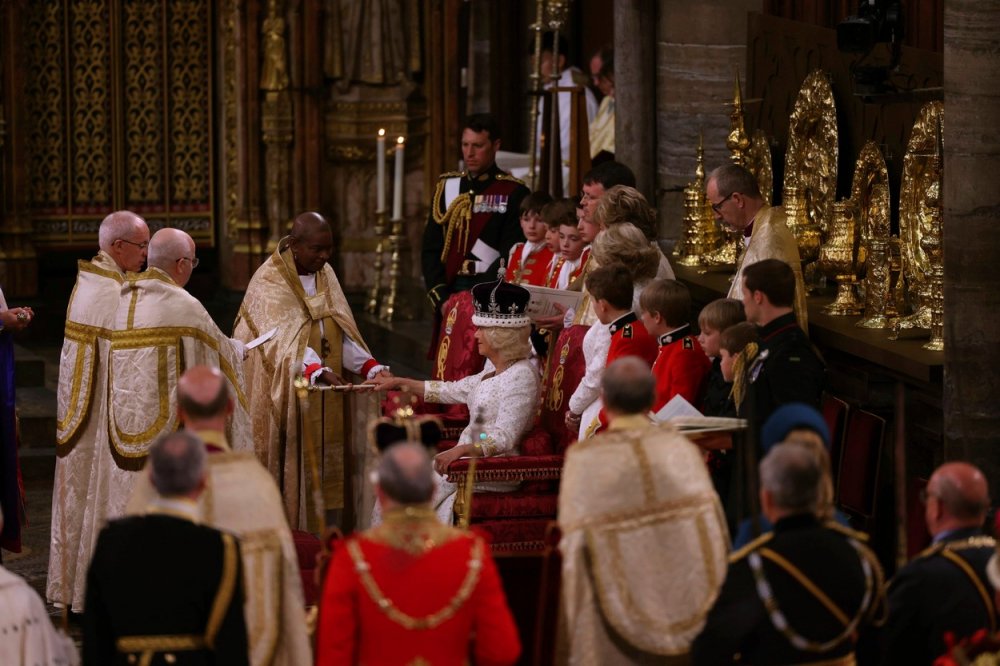 Během ceremonie byla korunována i manželka Karla III. Camilla.
