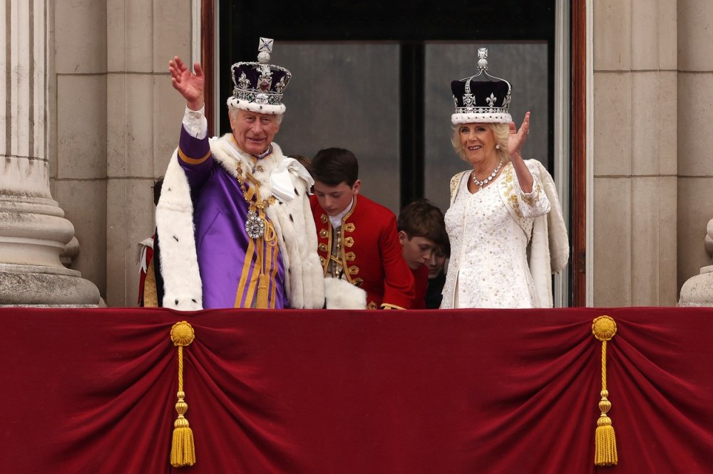 Po korunovačním obřadu zamával královský pár přítomným z balkonů Buckinghamského paláce.