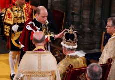 Princ William skládá holt novému králi, svému otci Karlu III.