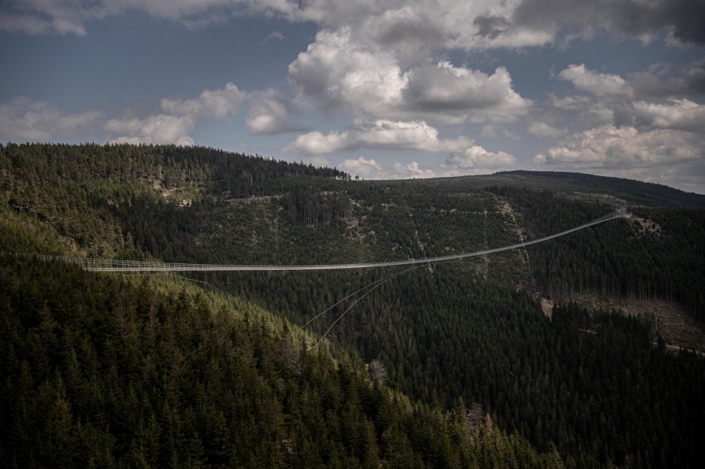 Za první rok provozu přešlo po nejdelším visutém mostě pro pěší na světě v horském resortu Dolní Morava na Orlickoústecku asi 290.000 lidí. 