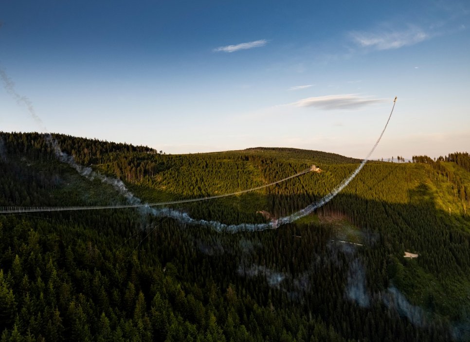 Pod visutým mostem v Dolní Moravě se loni v červnu proletěl i špičkový akrobatický letec Martin Šonka.