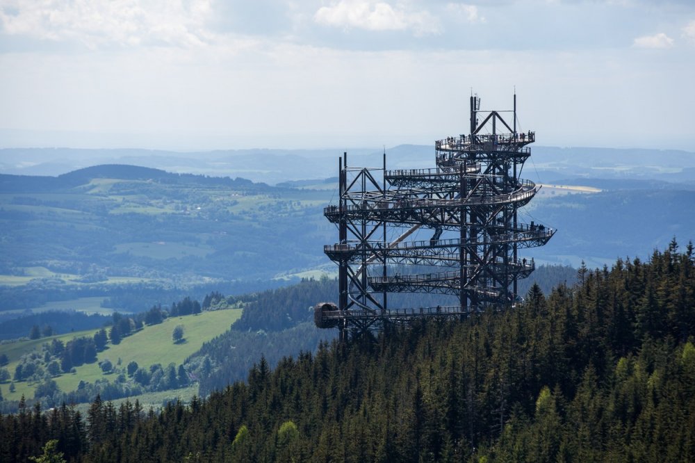 Za první rok provozu přešlo po nejdelším visutém mostě pro pěší na světě v horském resortu Dolní Morava na Orlickoústecku asi 290.000 lidí. 