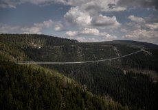 Za první rok provozu přešlo po nejdelším visutém mostě pro pěší na světě v horském resortu Dolní Morava na Orlickoústecku asi 290.000 lidí. 