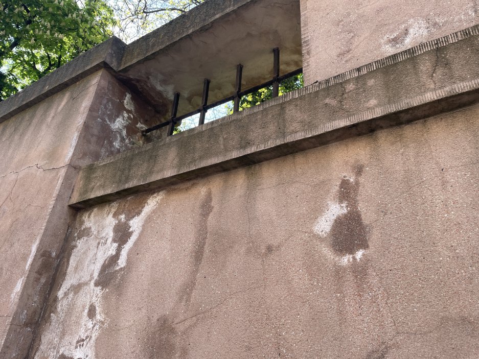 "Opravená" zeď malostranského hřbitova
