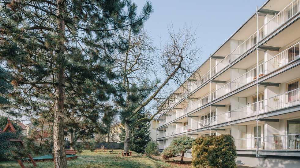 Lodžie obtížně využitelné hloubky 1,1 m jsme pomocí konzolové konstrukce rozšířili na cca dva metry..