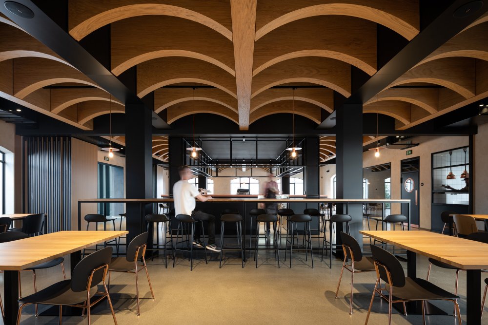 Proměnu architekti ze studia B² Architecture koncipovali s ohledem na minulost objektu. Zachovali i původní cihelné klenby v přízemí objektu.