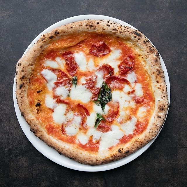 Pizza Nuova se nachází v Revoluční ulici v Praze. Italští "inspektoři" doporučují ochutnat především zdejší margaritu.