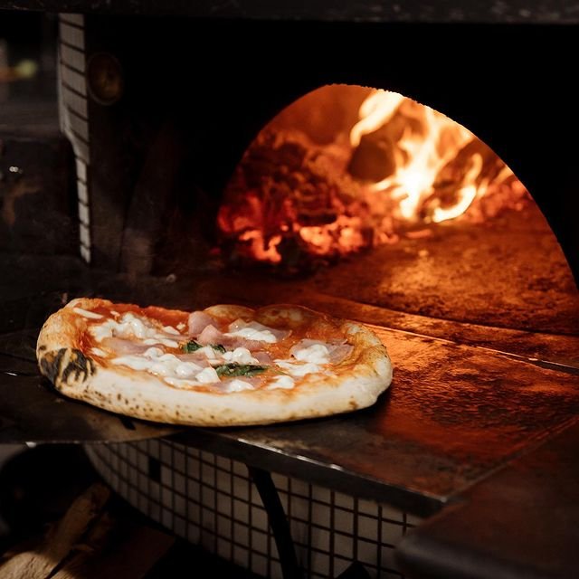 Pizza se zde připravuje v peci na dřevěné uhlí.