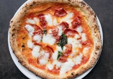 Pizza Nuova se nachází v Revoluční ulici v Praze. Italští "inspektoři" doporučují ochutnat především zdejší margaritu.