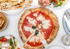 Pizza má certifikát společnosti Associazione Verace Pizza Napoletana.