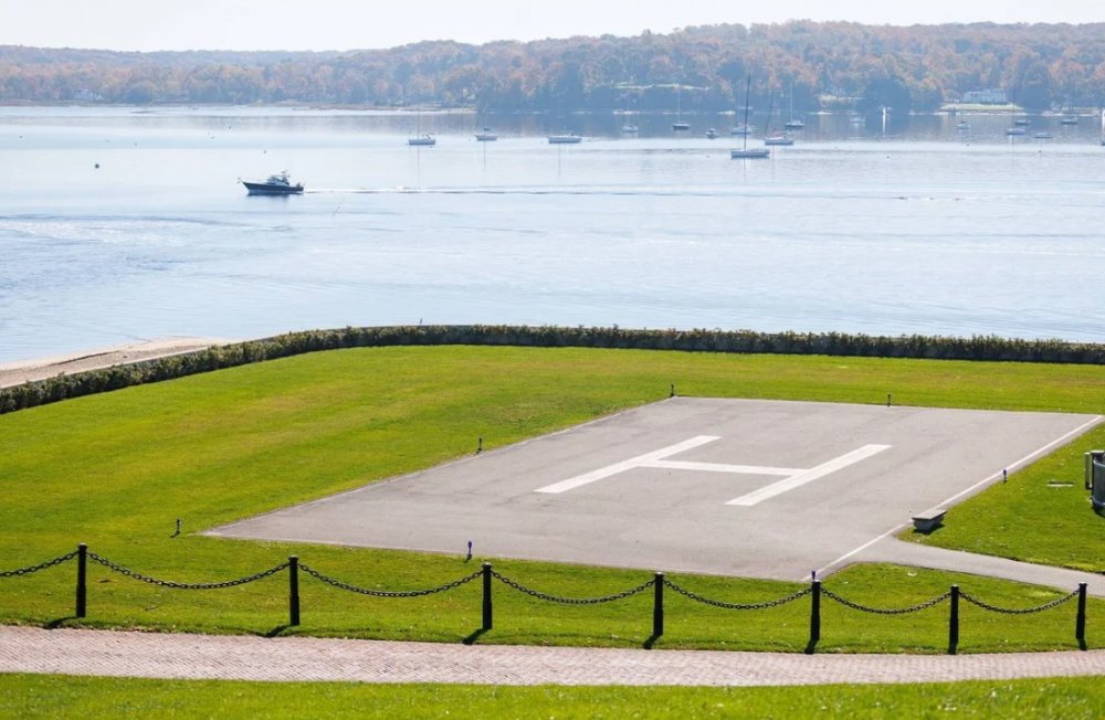 K vybavení usedlosti patří i vlastní heliport.