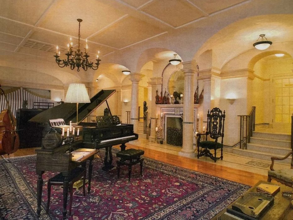 V sídle držitele hudební prestižní ceny Grammy nemůže chybět piano.