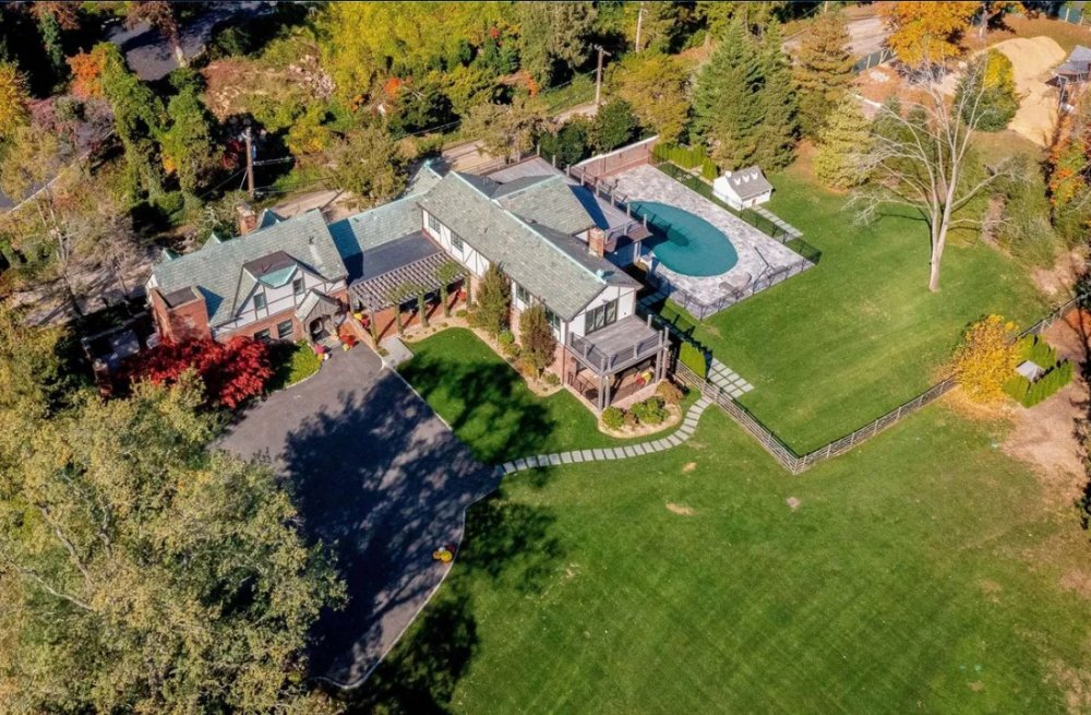 Usedlost Billyho Joela o rozloze 26 akrů (asi 10,5 hektaru) se nachází na malém ostrově Centre Island na severním pobřeží Long Islandu u New Yorku, zhruba 64 kilometrů východně od Manhattanu.