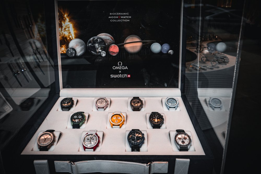 Zajímavé spojení - Omega se spojila se Swatch a vytvořila kolekci luxusních hodinek pro mladé.