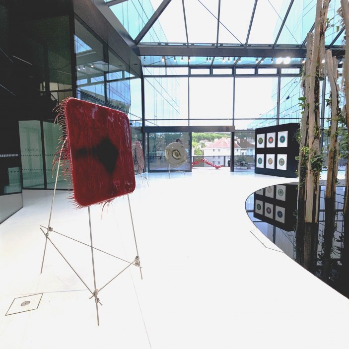 Výstava Taxidermie s objekty Milana Housera, Bořislavka Centrum, Foyer KKCG, Praha