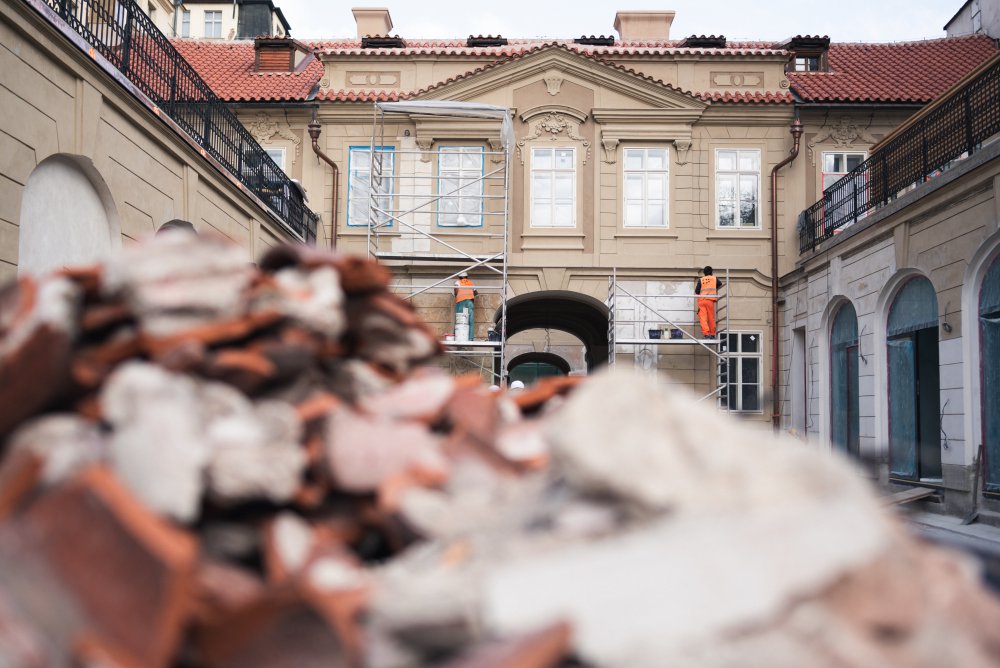 Palác Savarin, zvaný také Sylva-Taroucca nebo Piccolomini, je pozdně barokní palácová stavba. Její současná podoba je z druhé poloviny 18. století a má formu rozlehlého vnitrobloku se dvěma dvory, k němuž kdysi přiléhala zahrada a jízdárna. Autorem barokní úpravy je pravděpodobně Kilián Ignác Dientzenhofer, po jehož smrti stavbu dokončil jeho zeť Anselmo Lurago.