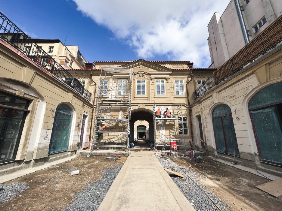 Rekonstrukce barokního paláce Savarin (též Palác Sylva-Taroucca) je v plném proudu. Dokončena by mohla být do konce roku 2024.