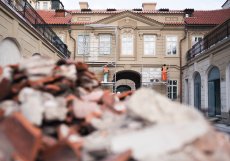 Palác Savarin, zvaný také Sylva-Taroucca nebo Piccolomini, je pozdně barokní palácová stavba. Její současná podoba je z druhé poloviny 18. století a má formu rozlehlého vnitrobloku se dvěma dvory, k němuž kdysi přiléhala zahrada a jízdárna. Autorem barokní úpravy je pravděpodobně Kilián Ignác Dientzenhofer, po jehož smrti stavbu dokončil jeho zeť Anselmo Lurago.