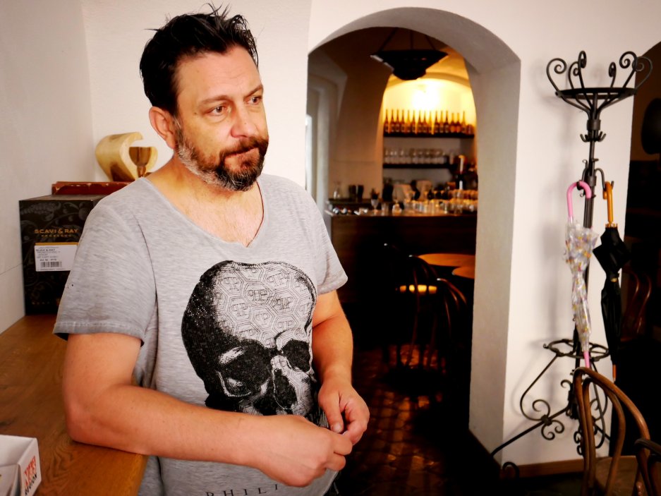 Vybavení si zatím Šprongl pronajal spolu s prostorem.