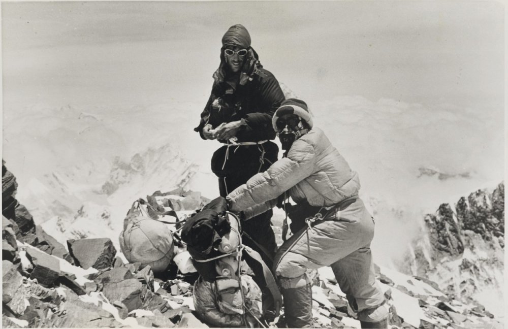 Snímek Edmunda Hillaryho a Tenzinga Norgaye z výpravy na Mount Everest z roku 1953 se v roce 2012 vydražil na aukci v síni Christie´s za 6875 dolarů (podle dnešního kurzu asi 151 tisíc korun).