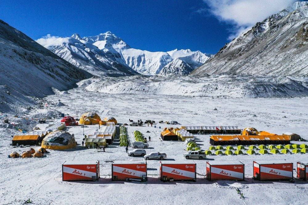 Pohled na základní tábor pod Everestem ve výšce 6500 m n. m. v Číně ovládaném Tibetu (snímek z roku 2020).