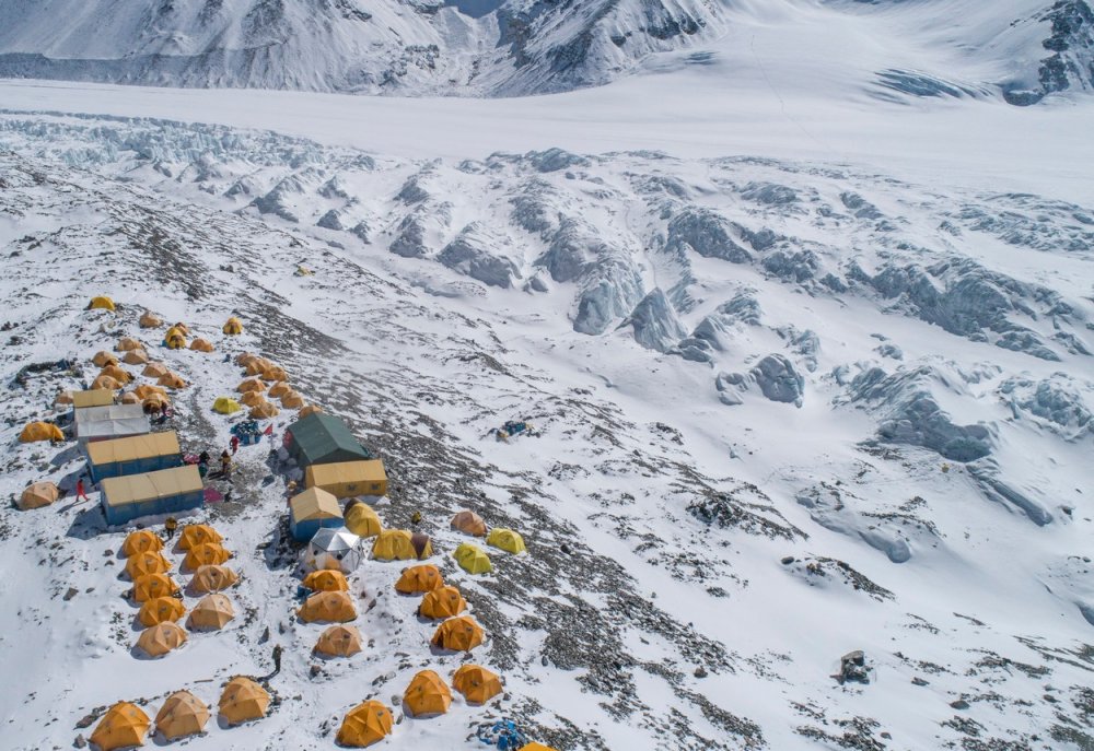 Pohled na základní tábor pod Everestem ve výšce 6500 m n. m. v Číně ovládaném Tibetu (snímek z roku 2020).