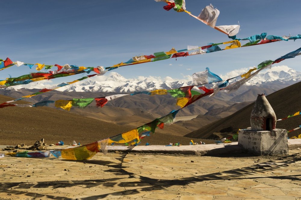 Tibetské vlajky zdobí široké okolí Mount Everestu.