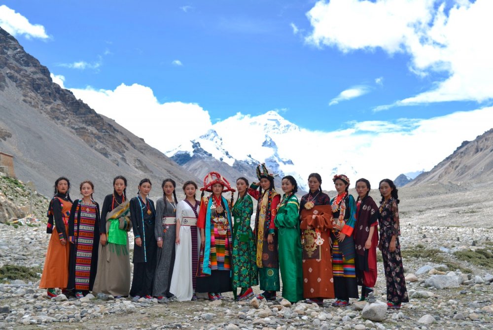 Podhůří Everestu se v roce 2018 stalo i místem módní přehlídky tradičních tibetských oděvů.