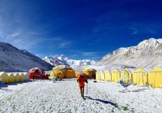 Pohled na základní tábor pod Everestem v Číně ovládaném Tibetu (snímek z roku 2020).