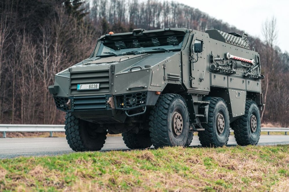 Titus je nové obrněné vozidlo 6×6. Vzniklo ve spolupráci francouzské firmy Nexter Systems, která vyvinula bojovou nástavbu, a české firmy Tatra Trucks, jež dodává podvozek.