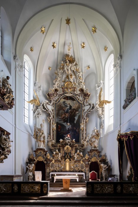 Krypta Nejsvětějšího srdce Páně nacházející se pod úrovní hlavní lodi kostela nese kromě gotických základů a barokní klenby také rukopis architekta Jana Sokola, žáka Le Corbusiera a otce nedávno zesnulého katolického filozofa stejného jména.
