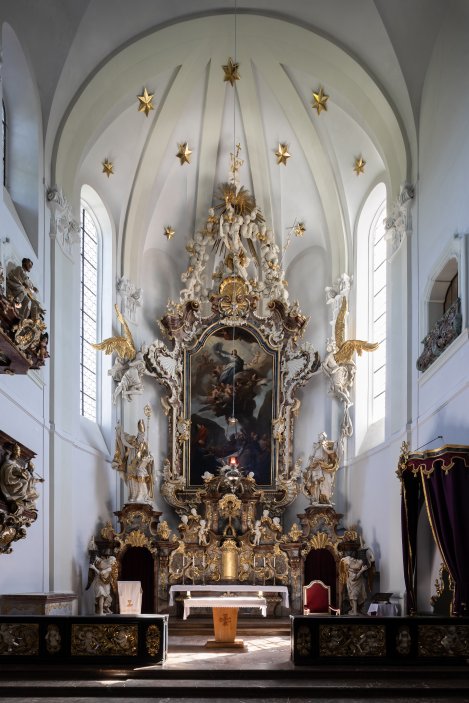 Krypta Nejsvětějšího srdce Páně nacházející se pod úrovní hlavní lodi kostela nese kromě gotických základů a barokní klenby také rukopis architekta Jana Sokola, žáka Le Corbusiera a otce nedávno zesnulého katolického filozofa stejného jména.