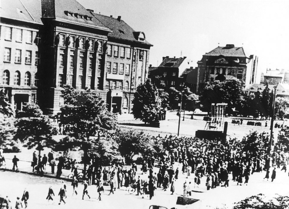 Měnová reforma v roce 1953 znamenala rapidní snížení životní úrovně a první masové protesty obyvatel od Února 1948, jako například v Plzni.