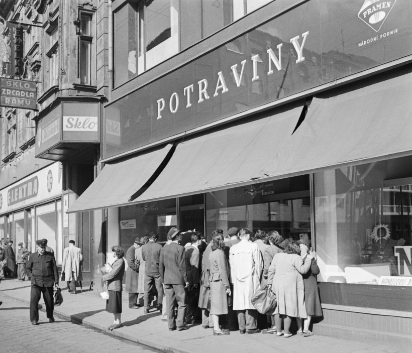 Měnová reforma v roce 1953 znamenala zoufalou snahu na poslední chvíli něco koupit za staré peníze.