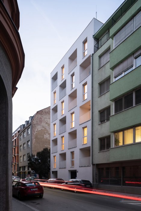 Bytový dům architekti ze studia CL3 navrhli do proluky v ulici Bratislavská nedaleko radnice Brno-sever. 