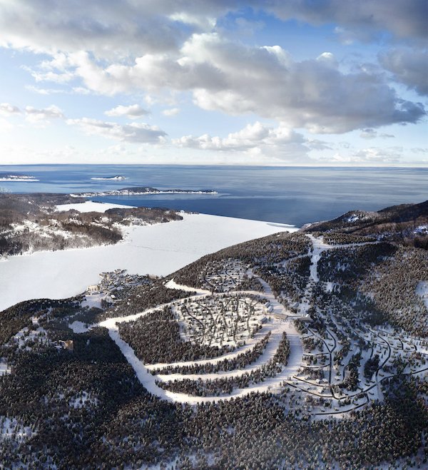 Čeští architekti A8000 navrhli celoroční turistické středisko v Novém Skotsku. To vzniklo chátrajícího lyžařského střediska. na území 