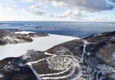 Čeští architekti A8000 navrhli celoroční turistické středisko v Novém Skotsku. To vzniklo chátrajícího lyžařského střediska. na území 