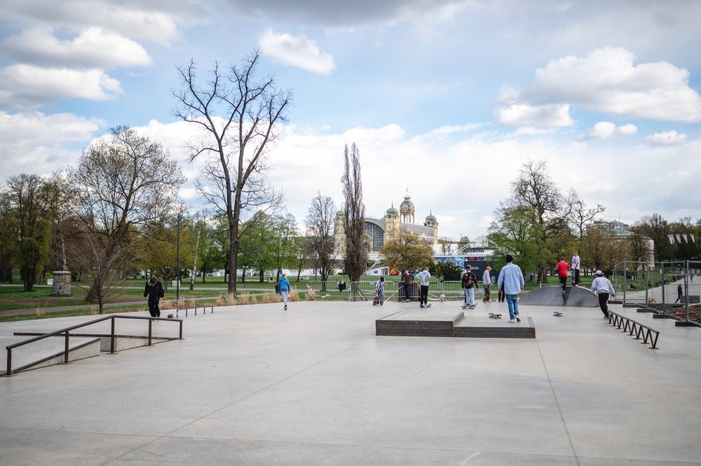 V dubnu letošního roku byla dokončena multifunkční plocha zahrnující skatepark.  