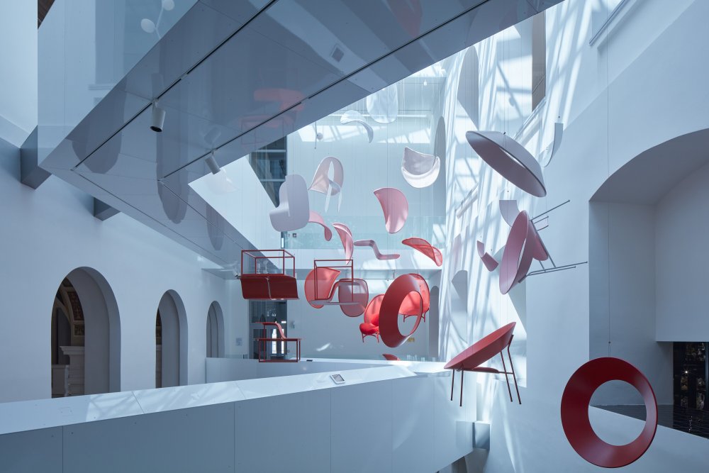 Vzdušný dojem prohlídky umocňují nové průchozí lávky, které mezi jednotlivými patry vytvořilo architektonicko-designérské studio Olgoj Chorchoj.