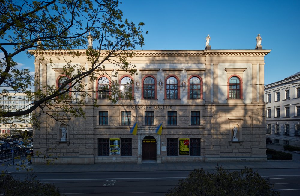 Na vzniku Uměleckoprůmyslového muzea v Brně se podílely především kruhy moravských průmyslníků sdružených v Moravském průmyslovém spolku a brněnské Obchodní a živnostenské komoře. První výstava se tam konala v roce 1873.