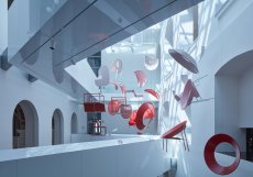 Vzdušný dojem prohlídky umocňují nové průchozí lávky, které mezi jednotlivými patry vytvořilo architektonicko-designérské studio Olgoj Chorchoj.